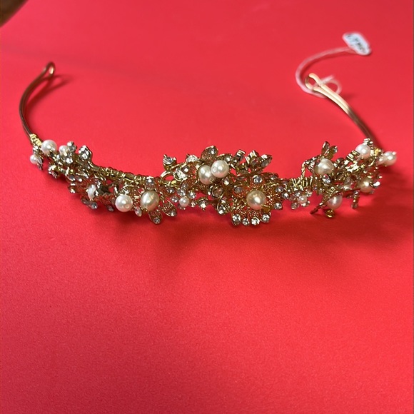 Lot of gold coloured costume jewelry which includes a tiara. Lot number 62. - Picture 2 of 2